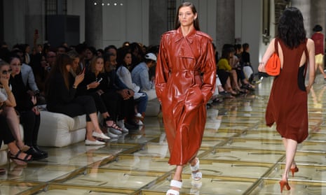 Daniel Lee's Bottega Veneta show exudes quiet confidence | Milan fashion week | The Guardian Daniel Lee's Bottega Veneta show exudes quiet confidence | Milan fashion week | The Guardian