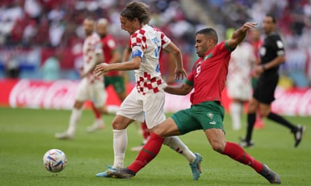 Abderrazak Hamdallah défie Luka Modric alors que le Maroc affronte la Croatie lors de son premier match de groupe