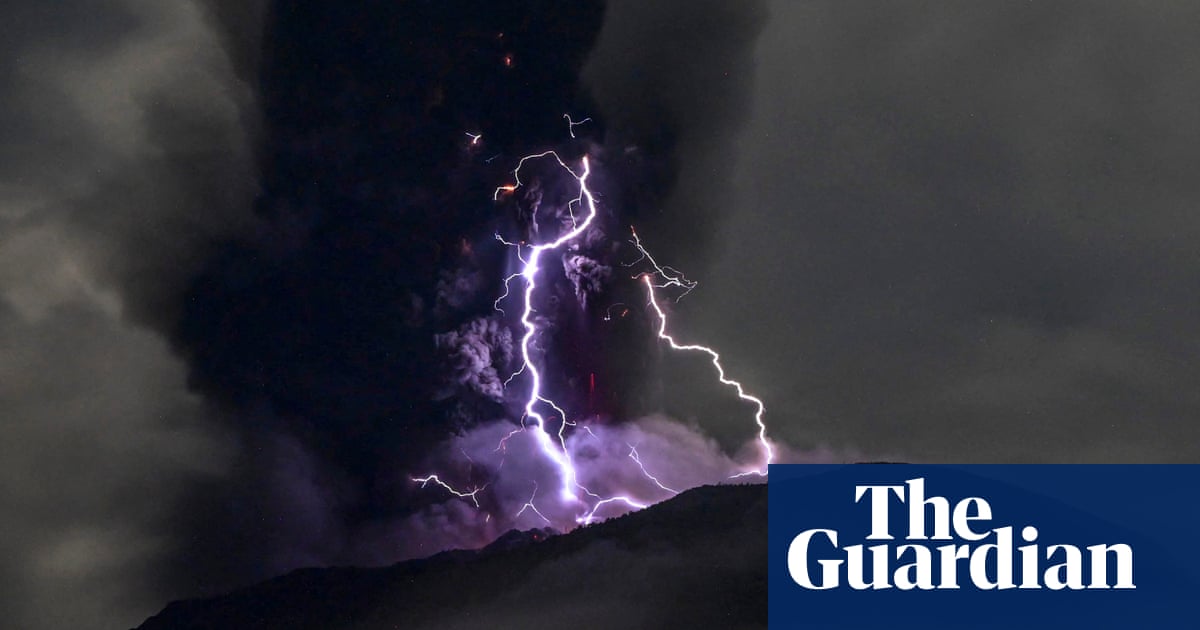 Indonesia’s Ibu volcano erupts, forcing nearby villages to evacuate – video | Indonesia Indonesia’s Ibu volcano erupts, forcing nearby villages to evacuate – video | Indonesia