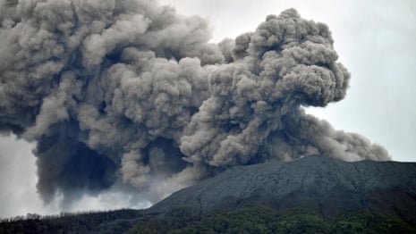 Ινδονησία: Έκρηξη του ηφαιστείου Μαράπι, σκοτώνοντας 11 ορειβάτες - βίντεο ρεπορτάζ