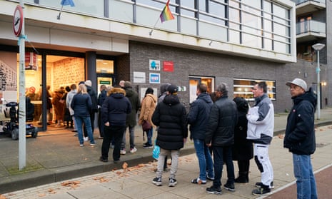 أدلى المواطنون الهولنديون المقيمون في جيوزنفيلد-سلوترمير بأصواتهم في 22 نوفمبر 2023 في أمستردام، هولندا.