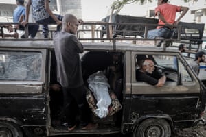 A body is wrapped in cloth arrives in a van