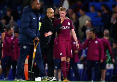 Pep Guardiola speaks to Kevin De Bruyne after the game.