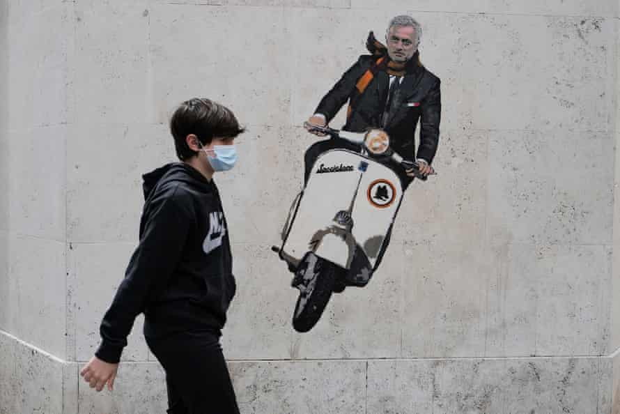 A mural depicting José Mourinho riding a scooter has appeared on a street in Rome, where he will hope to rebuild his reputation with Roma.