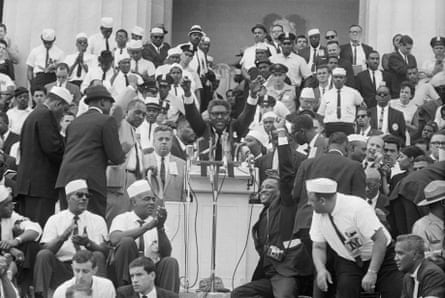 بايارد روستين، نائب مدير مسيرة عام 1963 إلى واشنطن، يتحدث إلى حشد من المتظاهرين من نصب لنكولن التذكاري.