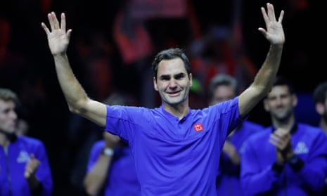 Roger Federer takes in the applause from the crowd and his fellow players.