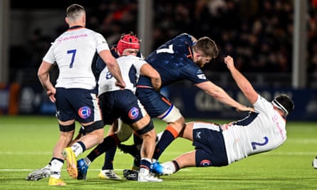 Jamie George est projeté au sol après une collision frontale lors du match des Saracens contre Édimbourg dimanche