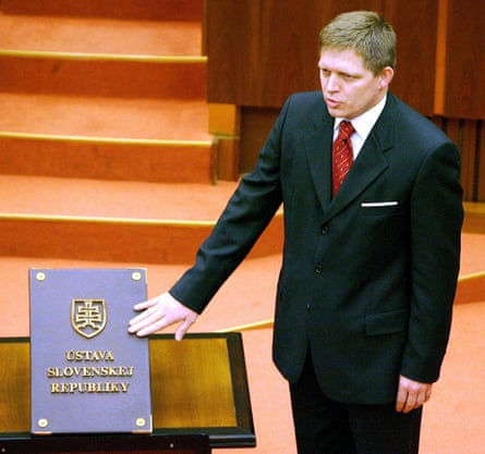 Fico places his right hand on the Slovakian constitution