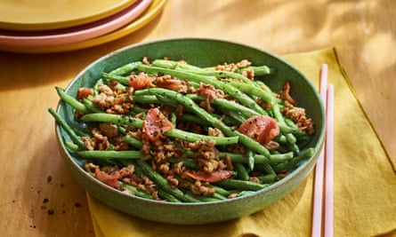 Dry-fried French beans with minced pork.