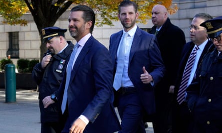 Donald Trump Jr (2e à gauche) et Eric Trump (au centre) arrivent à la Cour suprême de New York.