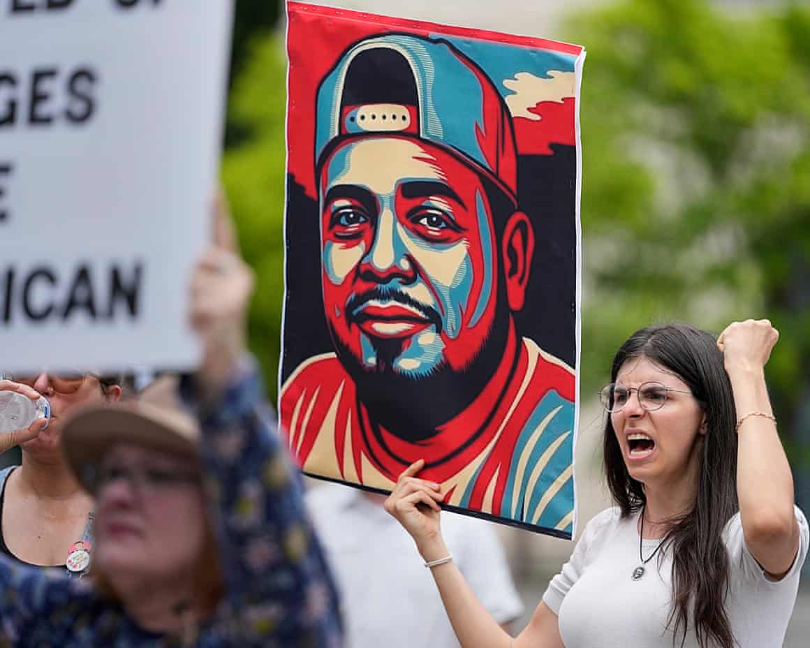 Brianna O’Keefe holds a portrait of Kilmar Ábrego García outside the federal courthouse in Nashville, Tennessee, on 25 June.