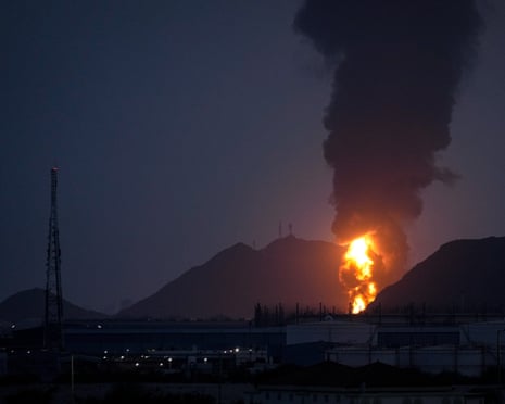 Raketenwerfer in der Naher Osten“ /><p>Diese düstere Situation hat die Bühne für einen Zermürbungskrieg bereitet, aus dem die Seite, die die andere in Bezug auf <strong>Raketen- und Abfangraketenlieferungen</strong> überdauern kann, letztendlich als Sieger hervorgehen könnte. Die USA, Israel und die Golfstaaten haben einen technologischen Vorsprung, aber ihre Verteidigungsmunition ist begrenzt, während das volle Ausmaß der Fähigkeiten des Iran im Dunkeln liegt.</p><p>„Der Krieg im Nahen Osten könnte sehr wohl davon abhängen, wem zuerst die Raketen oder Abfangjäger ausgehen“, sagte ein hochrangiger Militäranalyst. „Es ist ein riskantes Spiel strategischer Erschöpfung, das den Verlauf und die Dauer dieses Konflikts bestimmen könnte.“</p><img src=