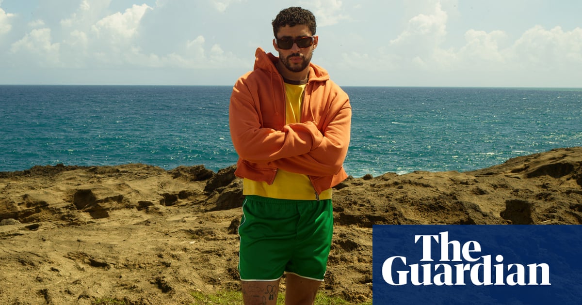 Ανακούφιση ολόγυρα καθώς το Bad Bunny επαναφέρει τα σορτς κανονικού μήκους