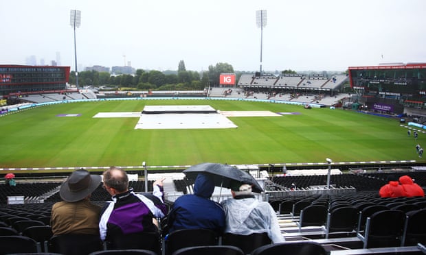 المشجعين يتجمعون تحت المظلات