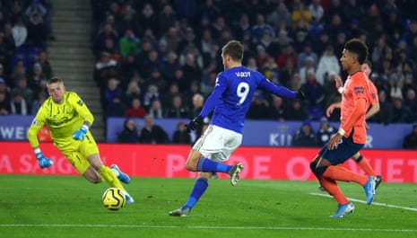 Vardy scores the equaliser for the Foxes.