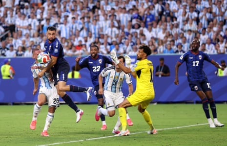 The ball hits the arm of Pico Lopes from Alexis MacAllister header.