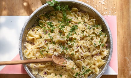 Farfalle with cream and onion.