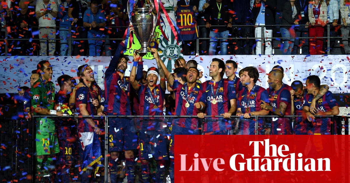 Fc Barcelona Lift The Champions League Trophy 2015 Youtube