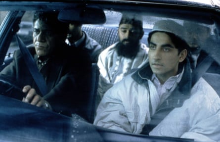 Om Puri y Akbar Kurtha en un coche en la película de 1997 Mi hijo el fanático