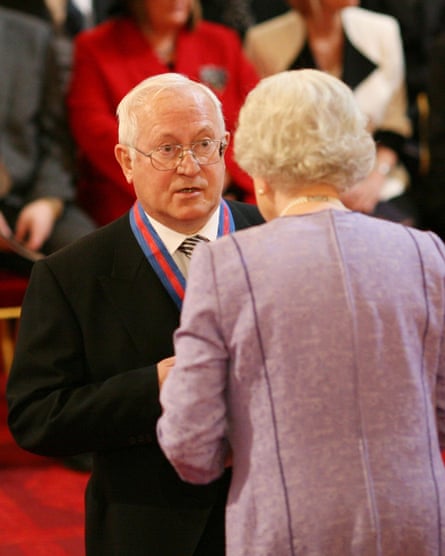 Gordievsky receiving his CMG from Queen Elizabeth, 2007.