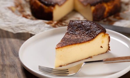 Tranche de gâteau au fromage à l'huile d'olive.