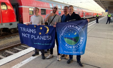Back on Track para juru kampanye di platform di Berlin.