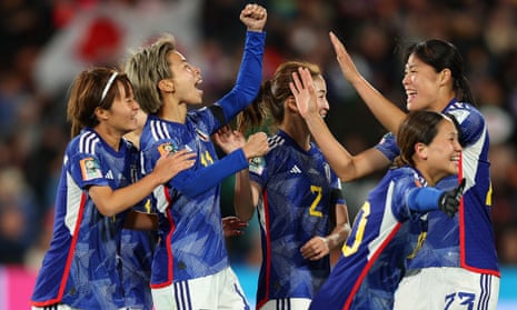 Mina Tanaka (2nd L) dari Jepang merayakan dengan rekan tim.