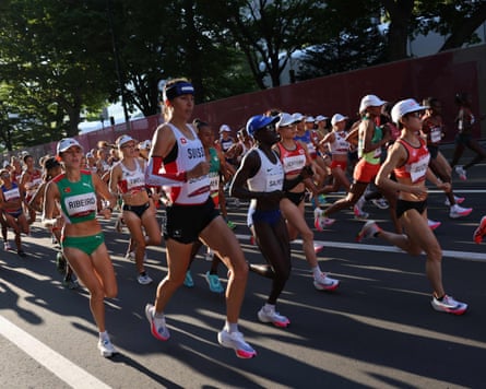 The women’s marathon field in Tokyo, closely packed on the road