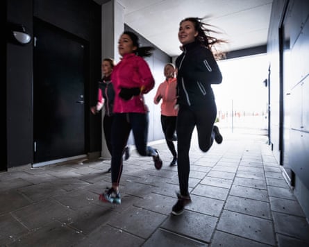 أصدقاء يتجولون في المدينة خلال الشتاء