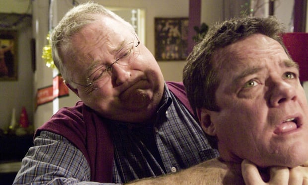 Harold Bishop ser känslolös ut när han slår sina armar runt Paul Robinsons hals bakifrån