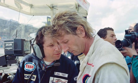 Jean-Pierre Jabouille, à droite, en 1991 discutant avec le manager de Peugeot Jean Todt lors des 24 Heures du Mans.
