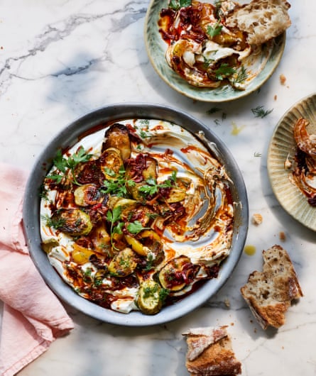Cukini panggang Yotam Ottolenghi dengan harissa dan yoghurt.