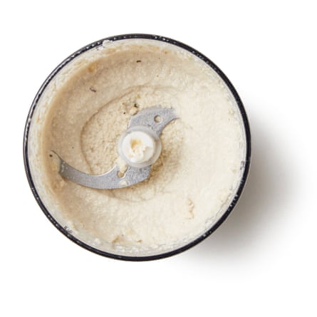 Blend the cashews, blitz the nuts.