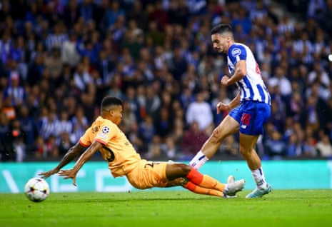 Stephen Eustakio le da al Oporto una ventaja de dos goles.