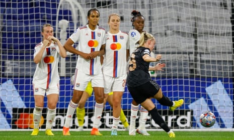Arsenal's Beth Mead scores their third goal from a free kick.