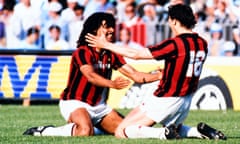 Napoli v AC Milan - Serie A<br>NAPLES, ITALY - MAY 01: Marco van Basten (R) of AC Milan celebrates scoring his side's third goal with his team mate Ruud Gullit of AC Milan during the Serie A match between Napoli and AC Milan at the Stadio Pao Paulo on May 1, 1988 in Naples, Italy. (Photo by Etsuo Hara/Getty Images)