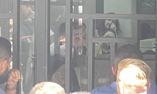 Silahlı adam, tuzağa düşen birikimlerini kurtarmak için Beyrut bankasında rehin aldı | Lübnan 1 Beyrut'taki banka şubesinin içinden bir adam yetkililerle iletişim kuruyor