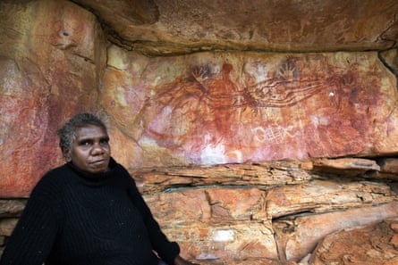Edna Midjarda at Kuwuleng, near Manmoyi, a large gallery illustrated by her ancestors for thousands of years.