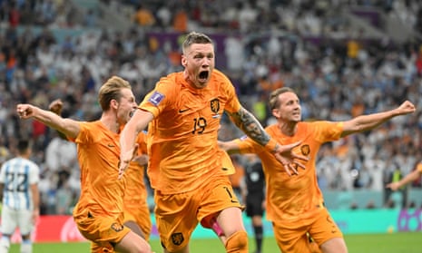Wout Weghorst scores against Argentina in the World Cup.