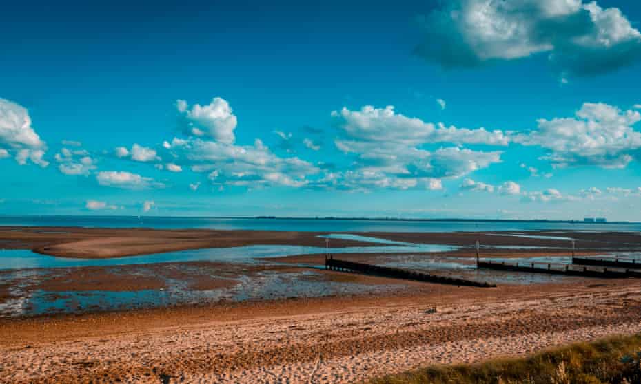 East Mersea Beach en marea baja, Mersea Island, Essex, Inglaterra, Reino Unido.