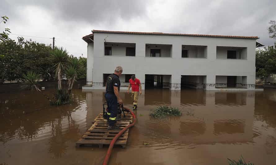 Οι πυροσβέστες αντλούν νερό μετά από πλημμύρες στο χωριό Άκια Άννα στη βόρεια Εύβοια.