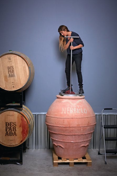 فاليا فروم (يسار)، مالكة معصرة النبيذ النسائي