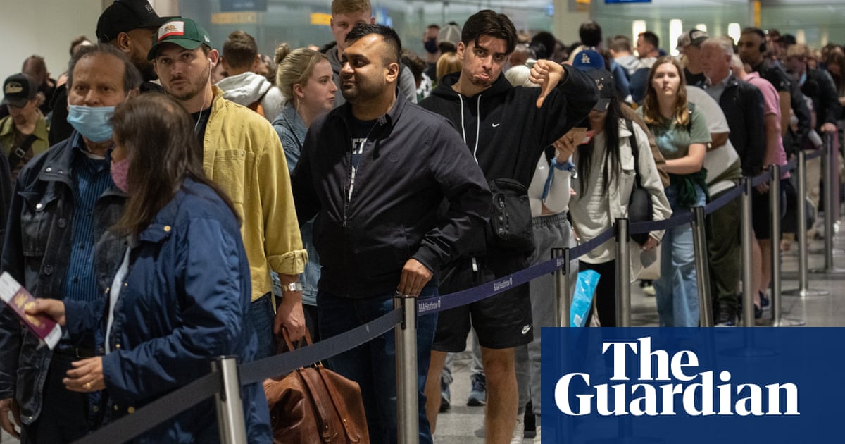 UK holidaymakers told to fly with hand luggage only to reduce airport queues