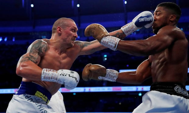 Oleksandr Usyk connects with a jab in his first fight with Anthony Joshua in September 2021.