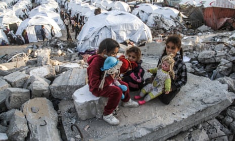 Crianças palestinianas num abrigo na Cidade de Gaza.