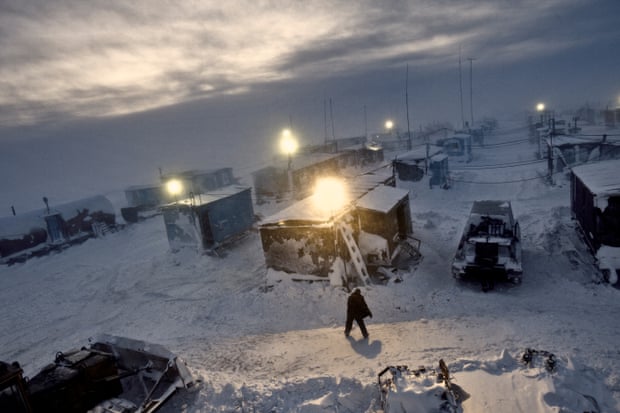 Geo-physics company “Siesmorevzedka” sets up a colony in the middle of the tundra in the Nenets Autonomous region, hundreds of kilometres from civilization, to prospect for oil and gas.