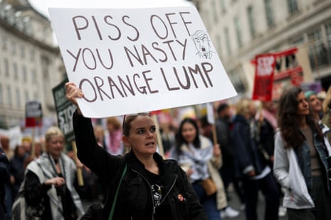 An anti-Trump proteser in London. dqxikeidqkikdinv