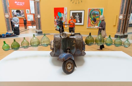 Kraliyet Sanat Akademisi yaz sergisinde Romuald Hazoumé'nin Petrol Kargosu, 2017.