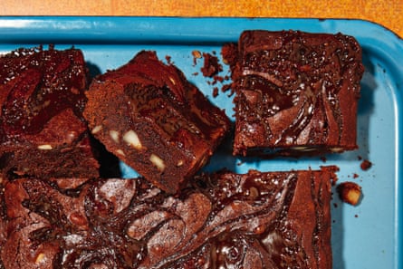 Brownies successful a bluish tin