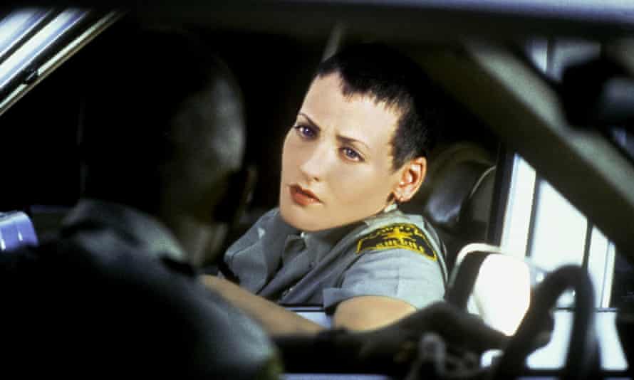 Lori Petty en el letrero de cristal